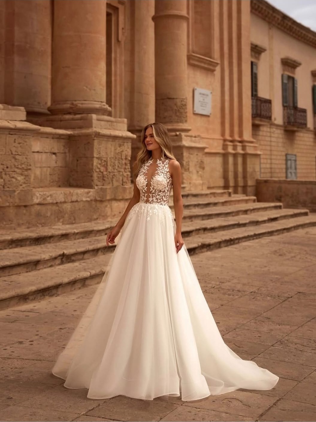 A-Linie Brautkleid mit Neckholder, Illusion-Spitze und Tüllrock – Wedding Team