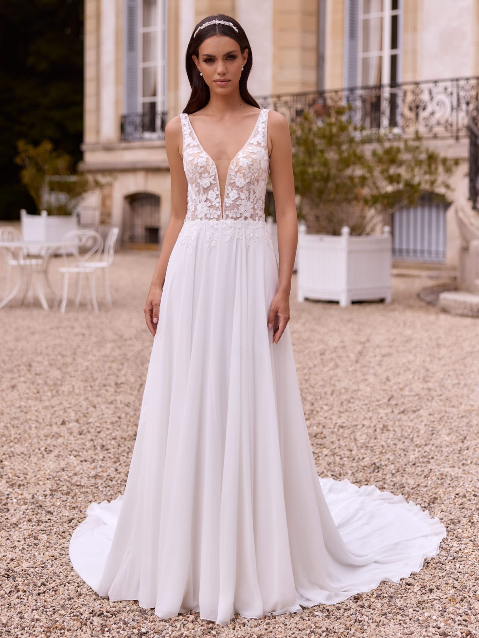 A-Linie Brautkleid mit Spitzenoberteil und V-Ausschnitt – Wedding Team