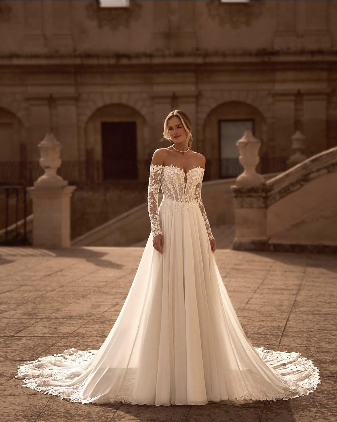 Boho-Brautkleid mit langen Spitzenärmeln und Chiffonrock – Wedding Team
