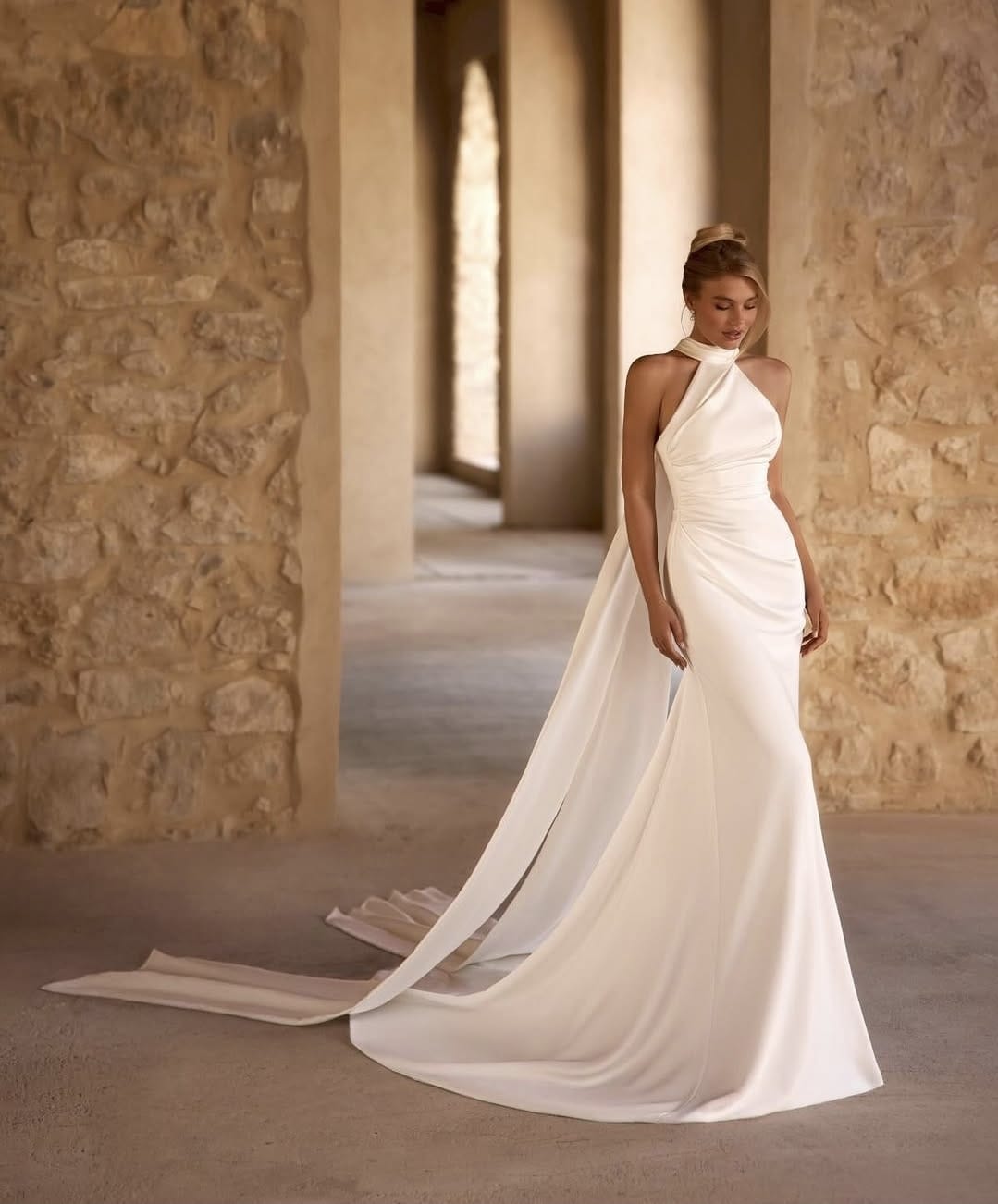 Etui-Brautkleid aus Satin mit Neckholder und langer Schleppe – Wedding Team