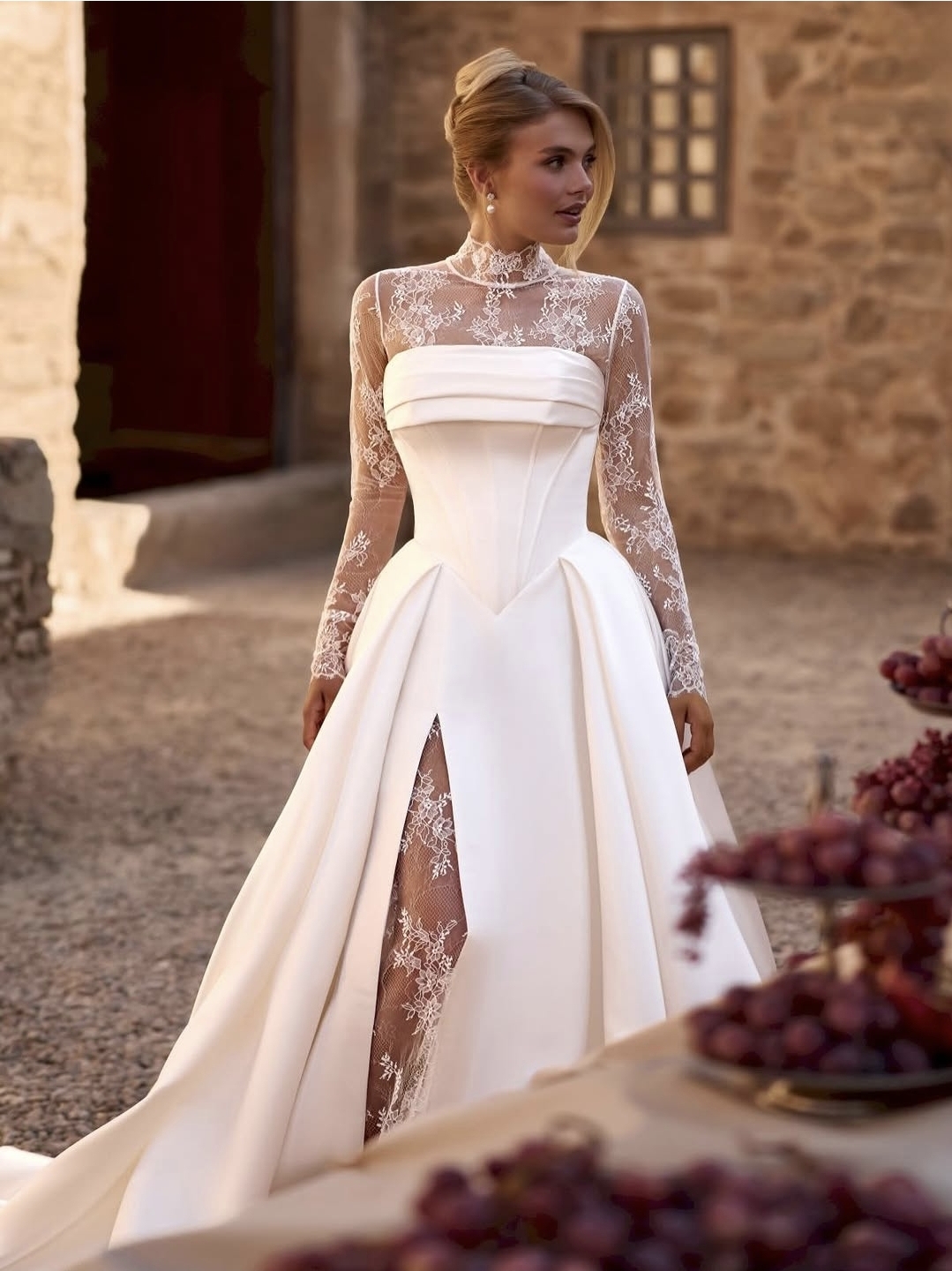 Hochgeschlossenes Brautkleid mit Spitze, Korsage und Beinschlitz – Wedding Team