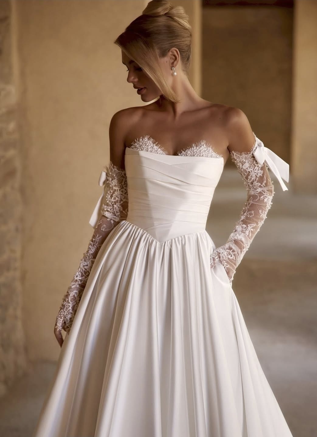 Trägerloses Satin-Brautkleid mit Korsage und Spitzenhandschuhen – Wedding Team