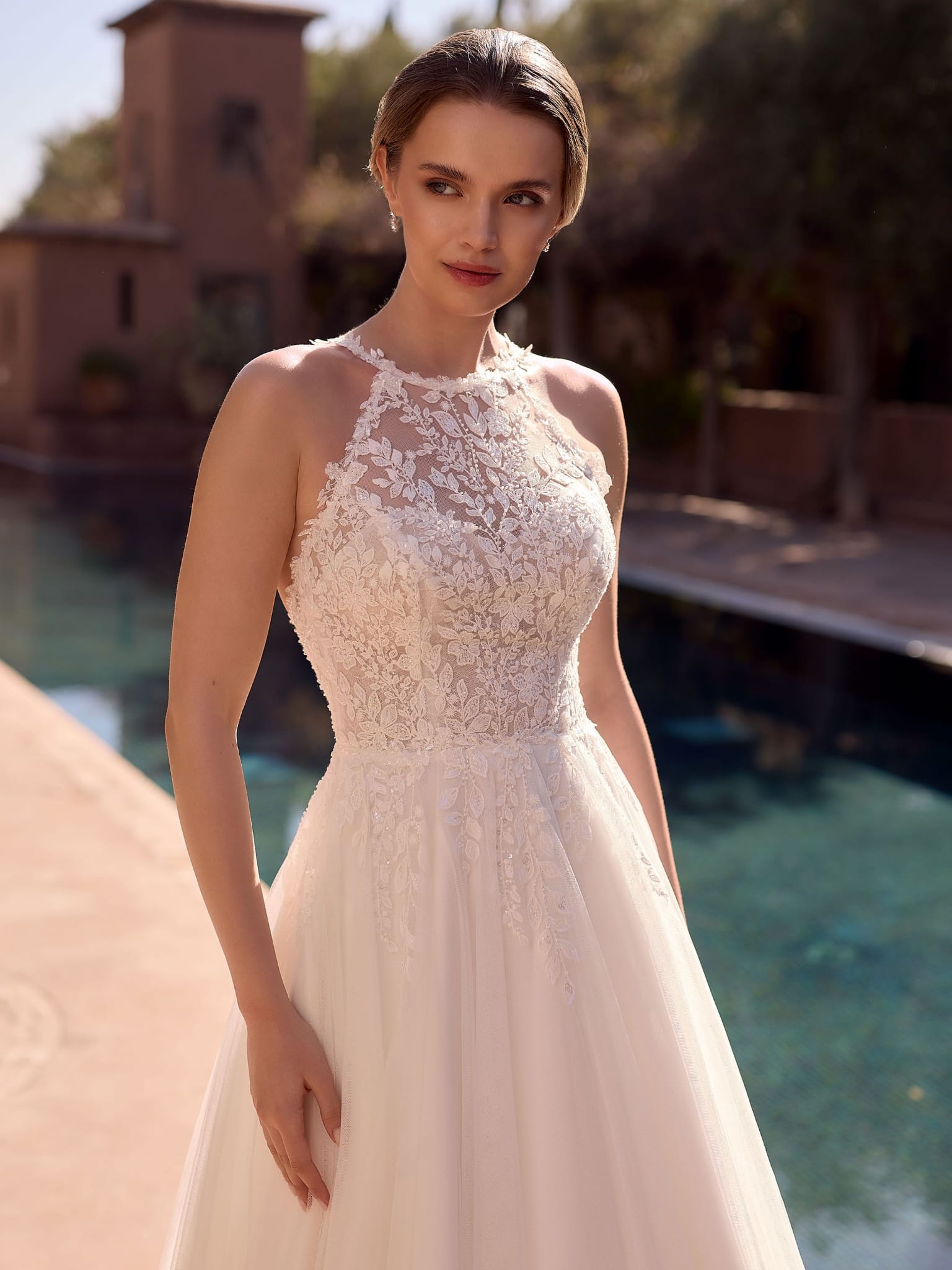 Neckholder-Brautkleid mit Spitzenoberteil und Tüllrock – Wedding Team