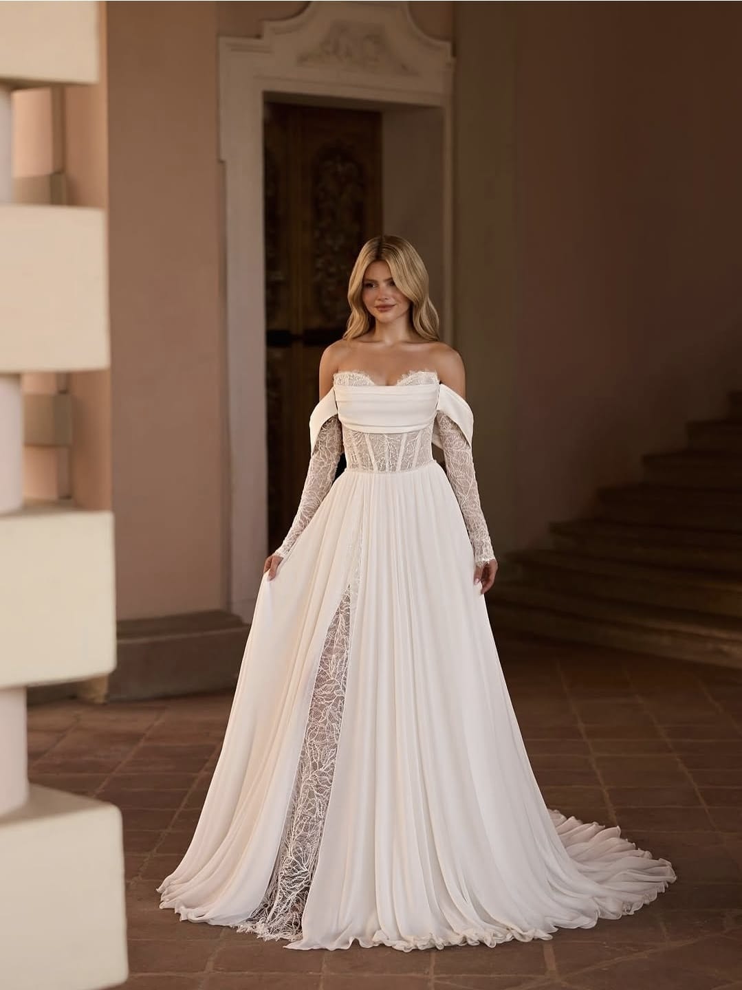 Off-Shoulder Brautkleid mit Spitzenärmeln und Beinschlitz – Wedding Team
