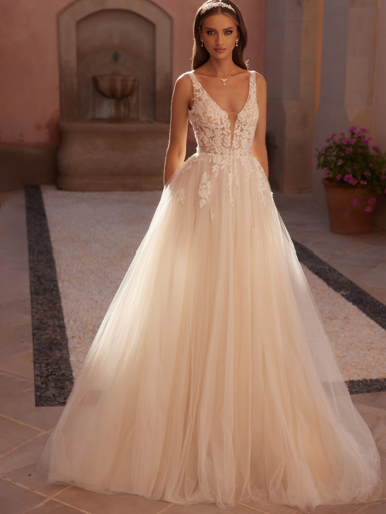 Prinzessin-Brautkleid mit V-Ausschnitt aus Spitze und Tüll – Wedding Team