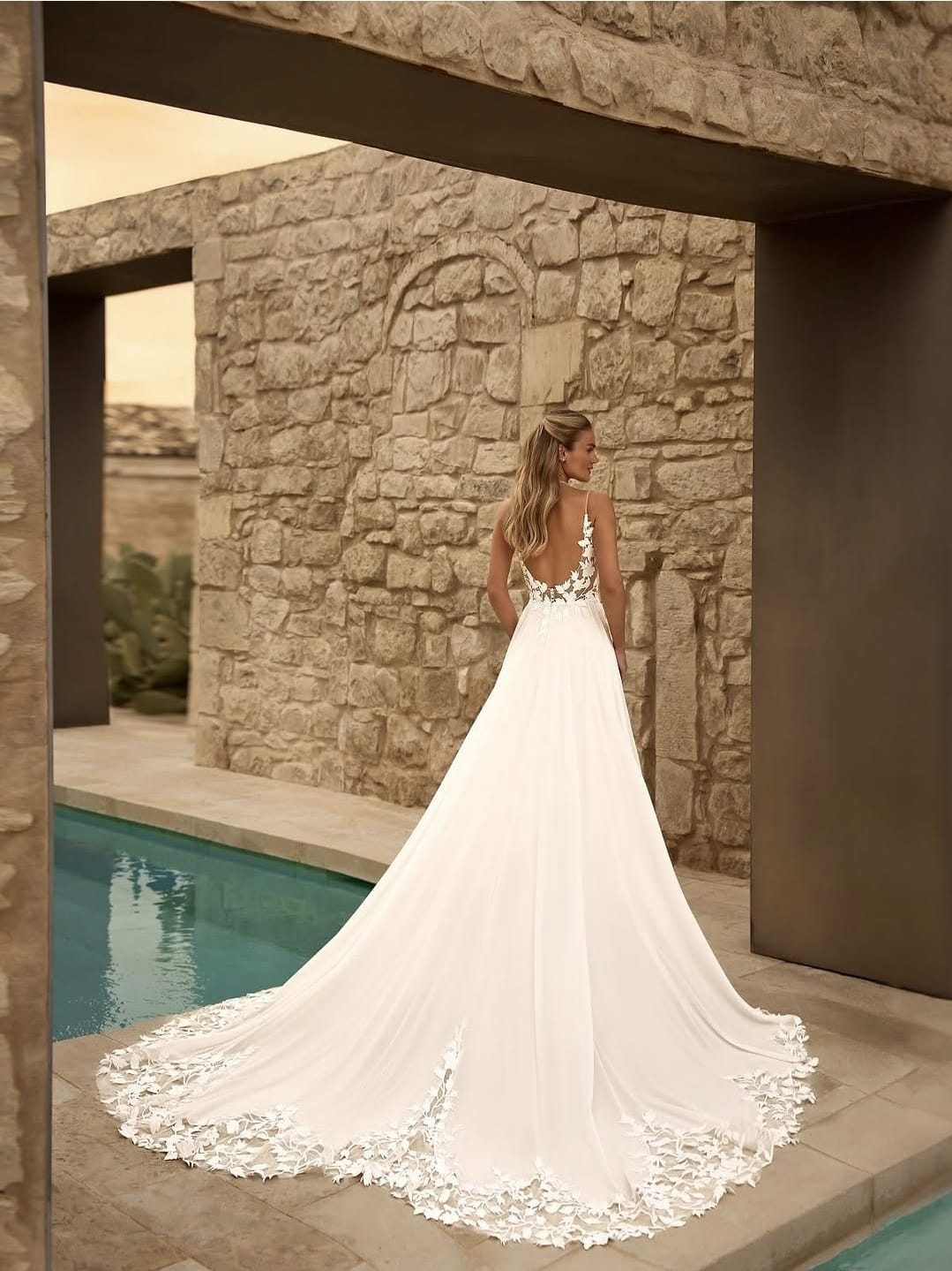 Rückenansicht Brautkleid mit Spitzensaum und langer Schleppe – Wedding Team