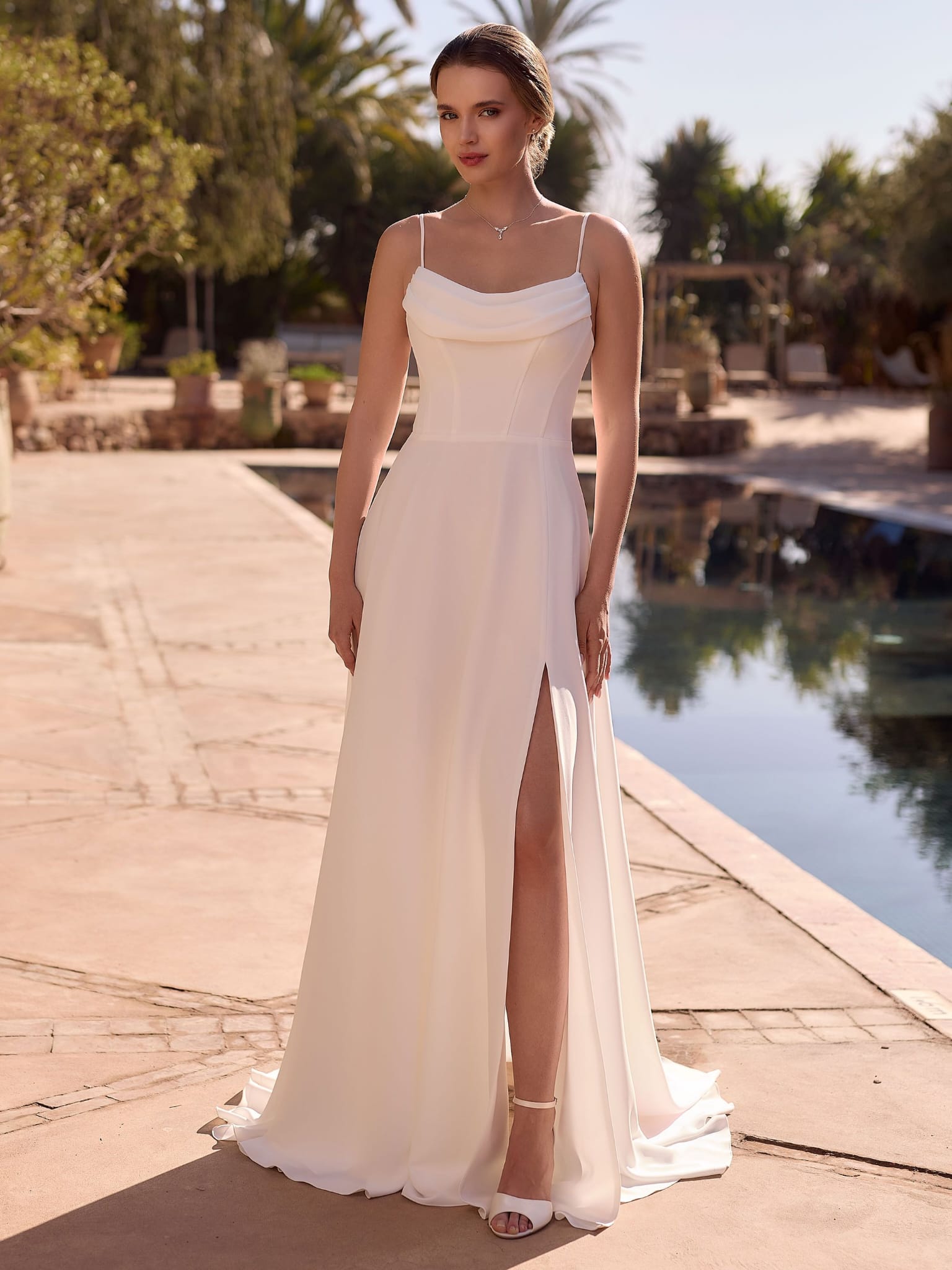 Schlichtes A-Linie Brautkleid mit Wasserfallausschnitt und Beinschlitz – Wedding Team