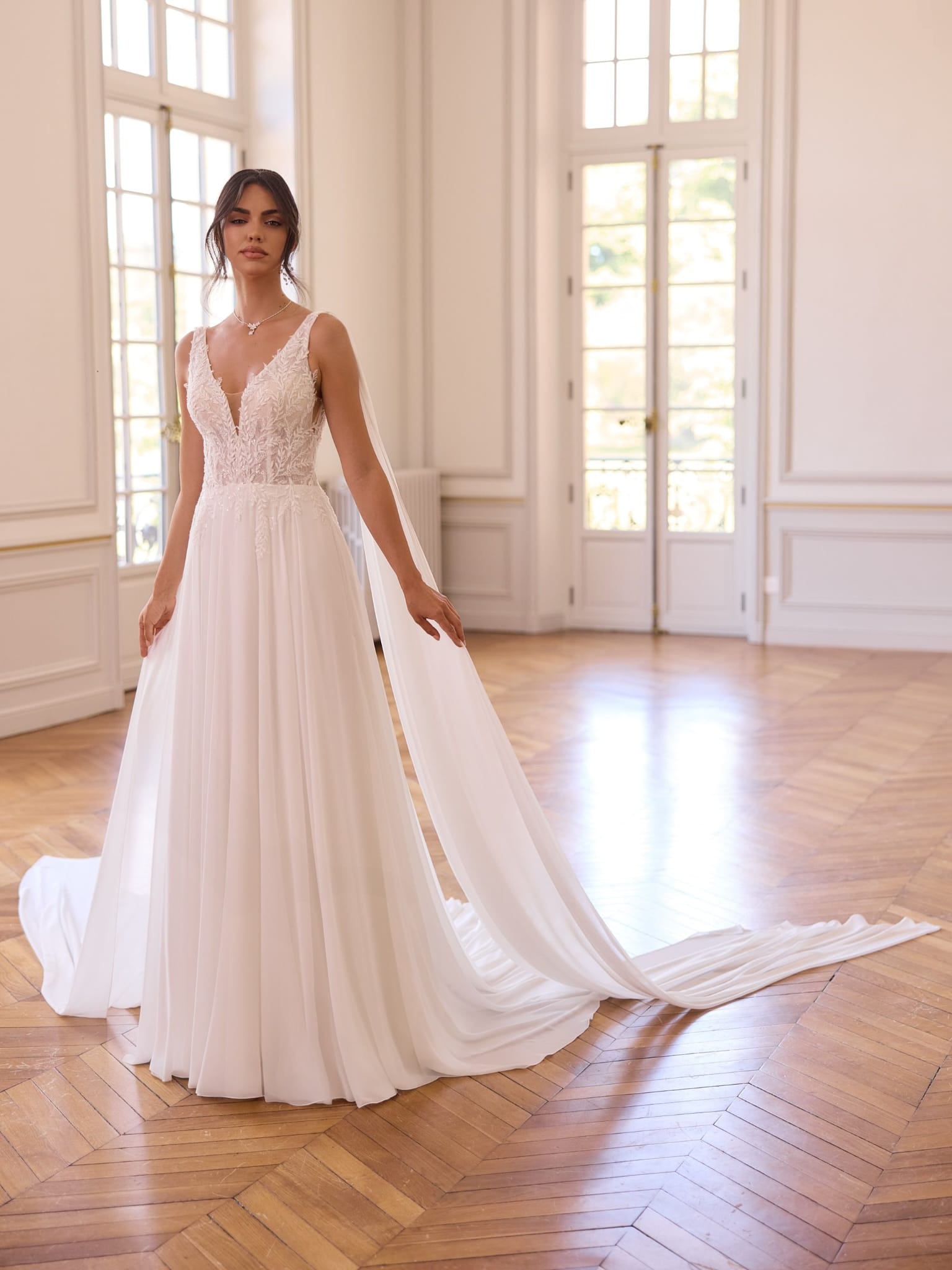 Brautkleid mit V-Ausschnitt, Spitze und Chiffon-Cape – Wedding Team
