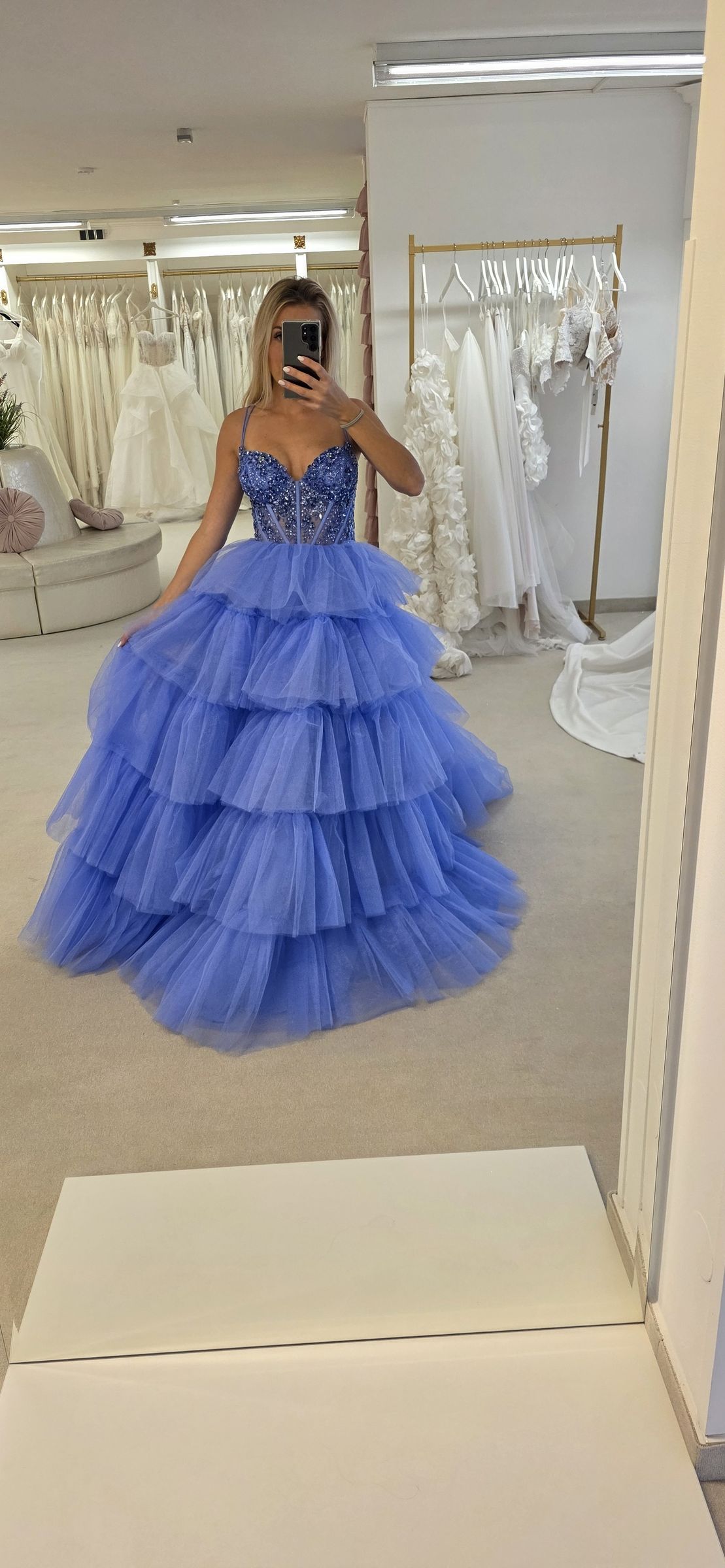 Königinnenkleid in Blau mit mehrlagigem Tüllrock – Schützenfest, Wedding Team Schlangen