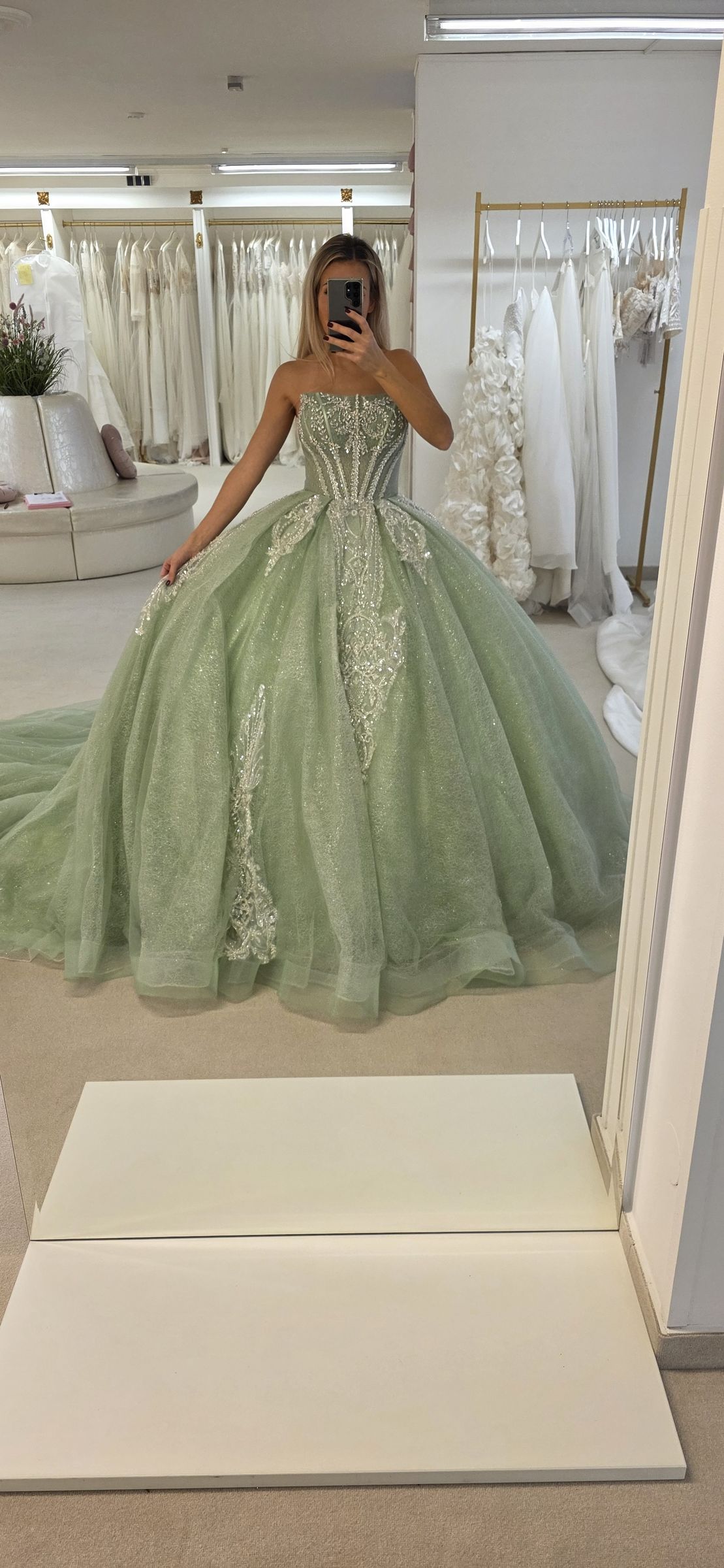 Königinnenkleid in Mintgrün mit Spitzenapplikationen – Schützenfest, Wedding Team Schlangen