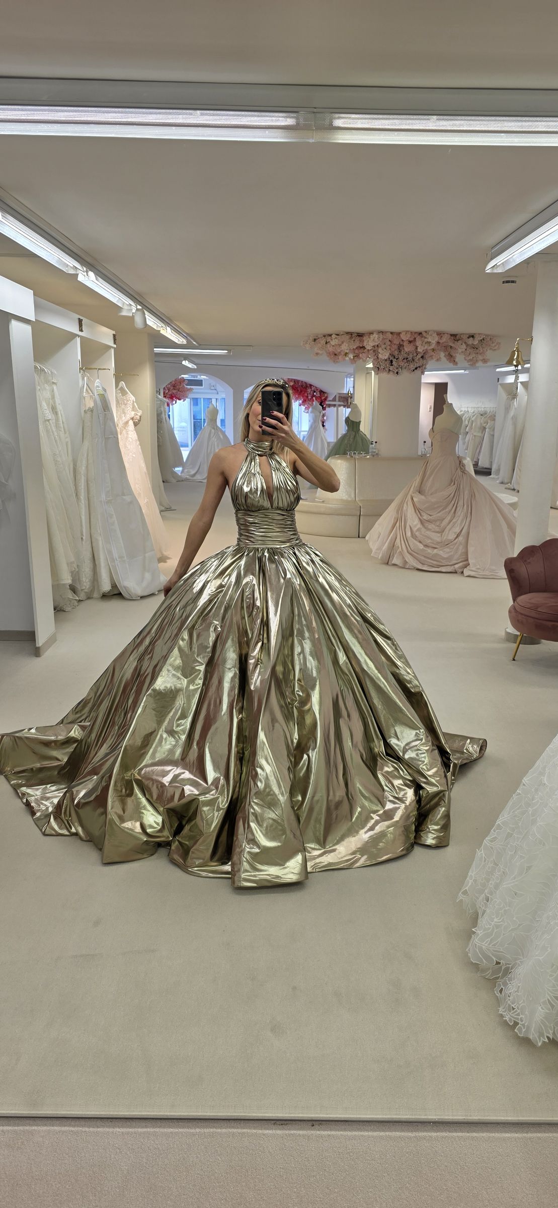 Königinnenkleid in Metallic-Gold mit Schleppe – Schützenfest, Wedding Team Schlangen