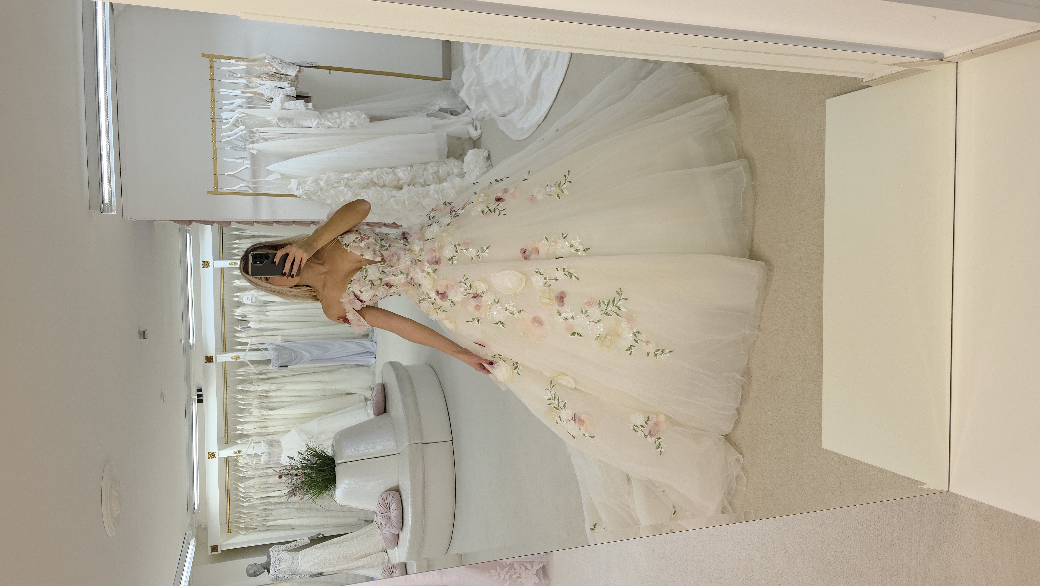Königinnenkleid in Creme mit bunten Blumenapplikationen – Schützenfest, Wedding Team Schlangen