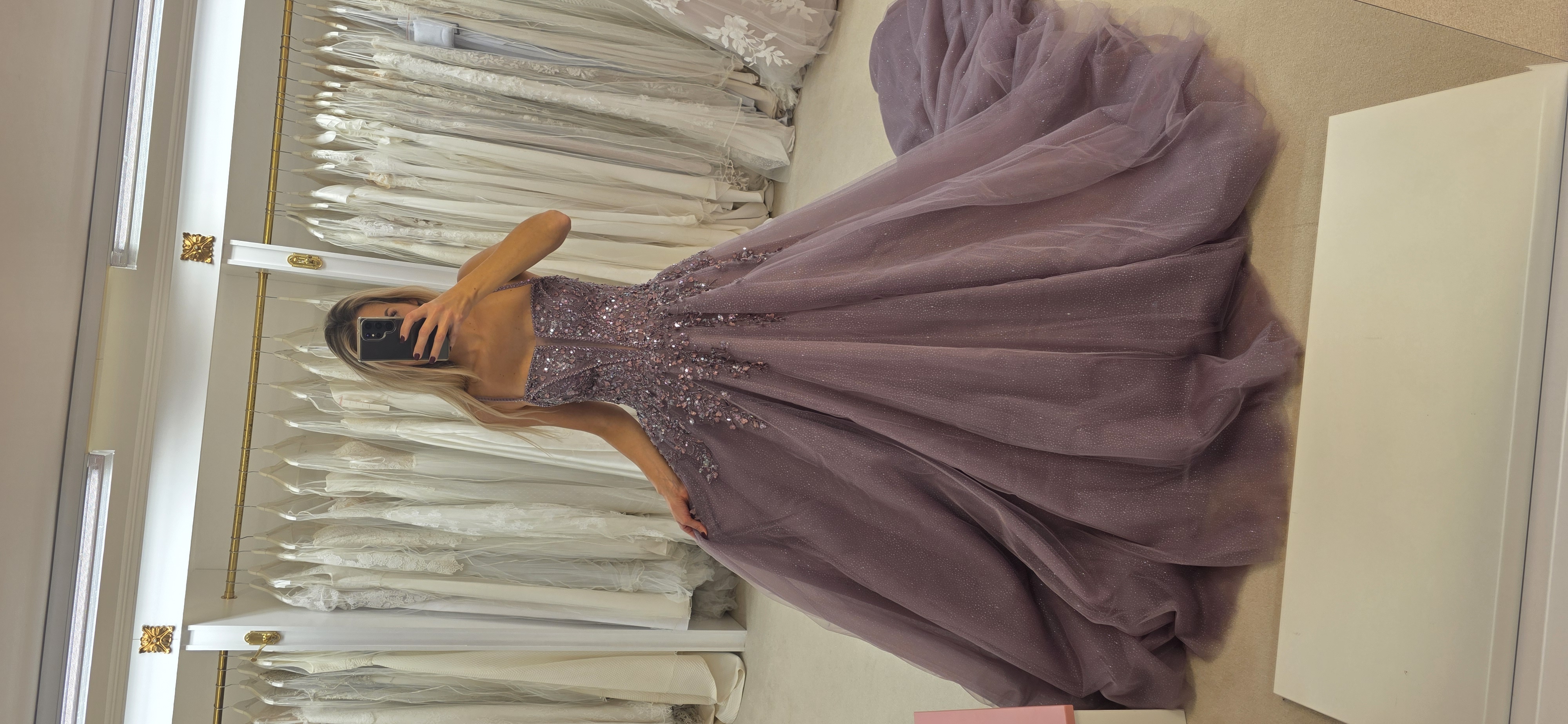 Königinnenkleid in Mauve mit verziertem Oberteil und Schleppe – Schützenfest, Wedding Team Schlangen