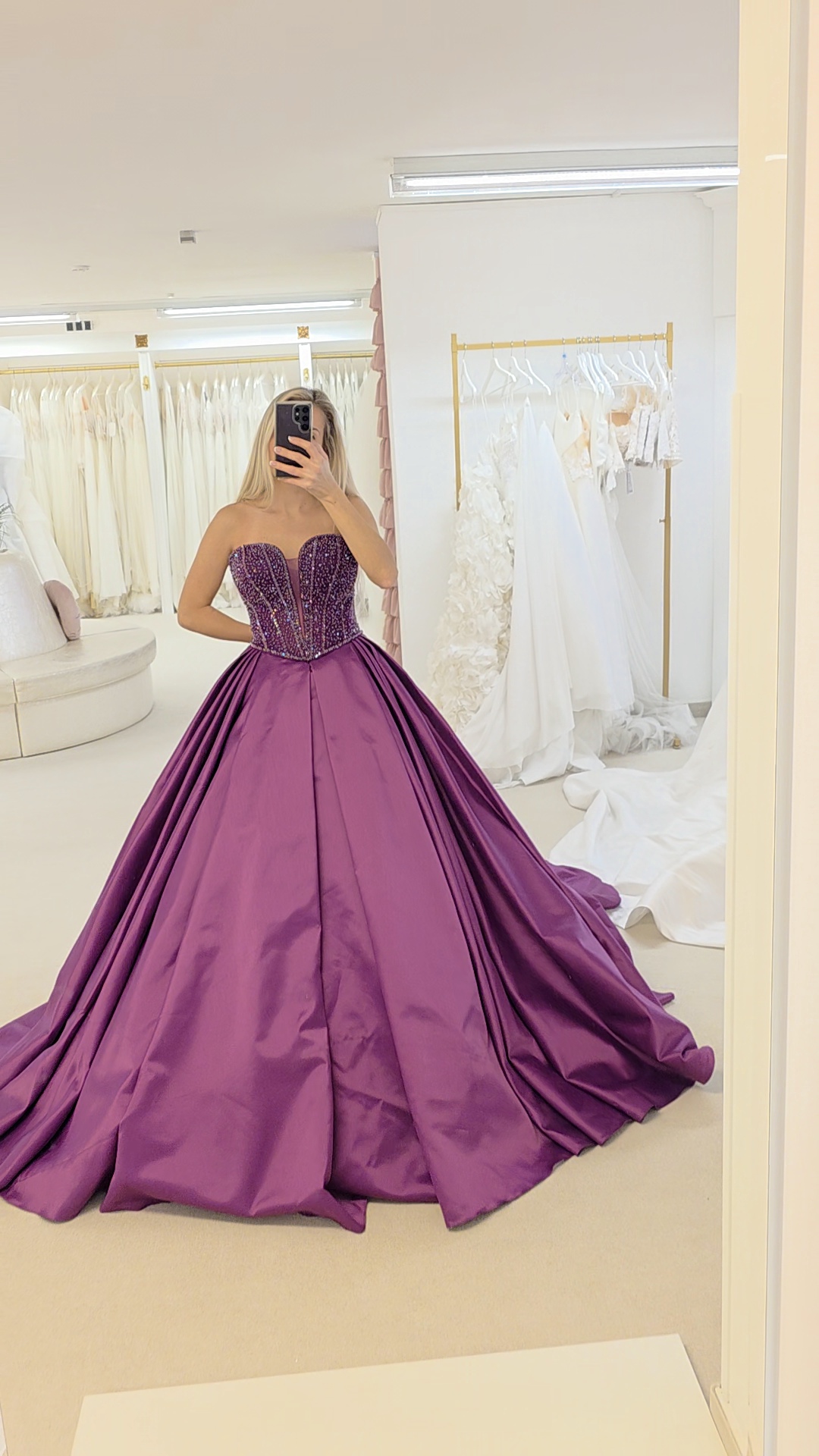 Königinnenkleid in Violett aus Satin mit Glitzerkorsage – Schützenfest, Wedding Team Schlangen