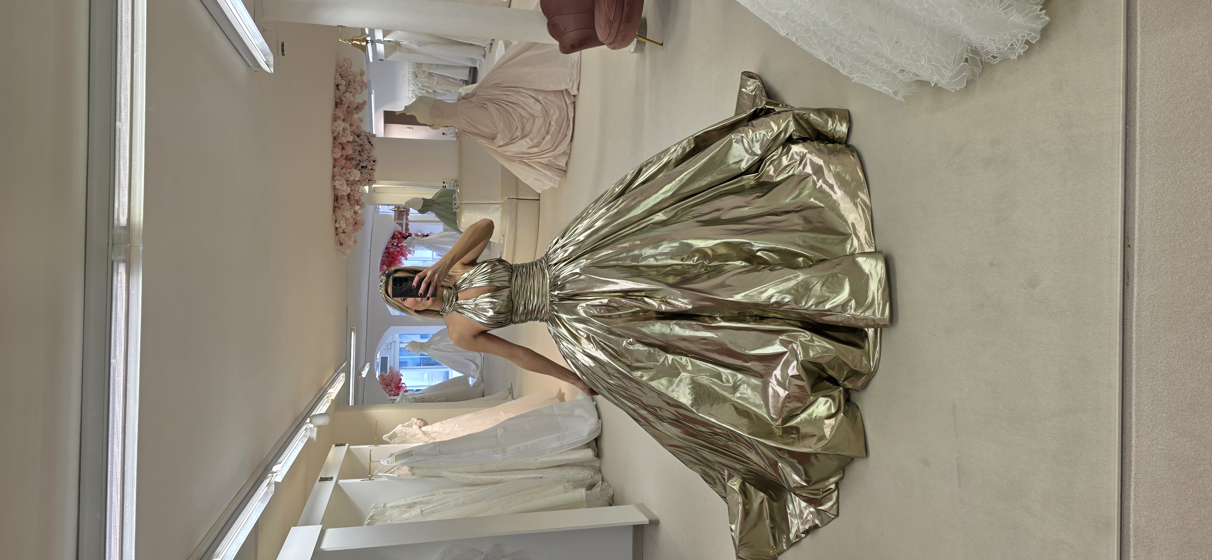 Königinnenkleid in Metallic-Gold mit Schleppe – Schützenfest, Wedding Team Schlangen