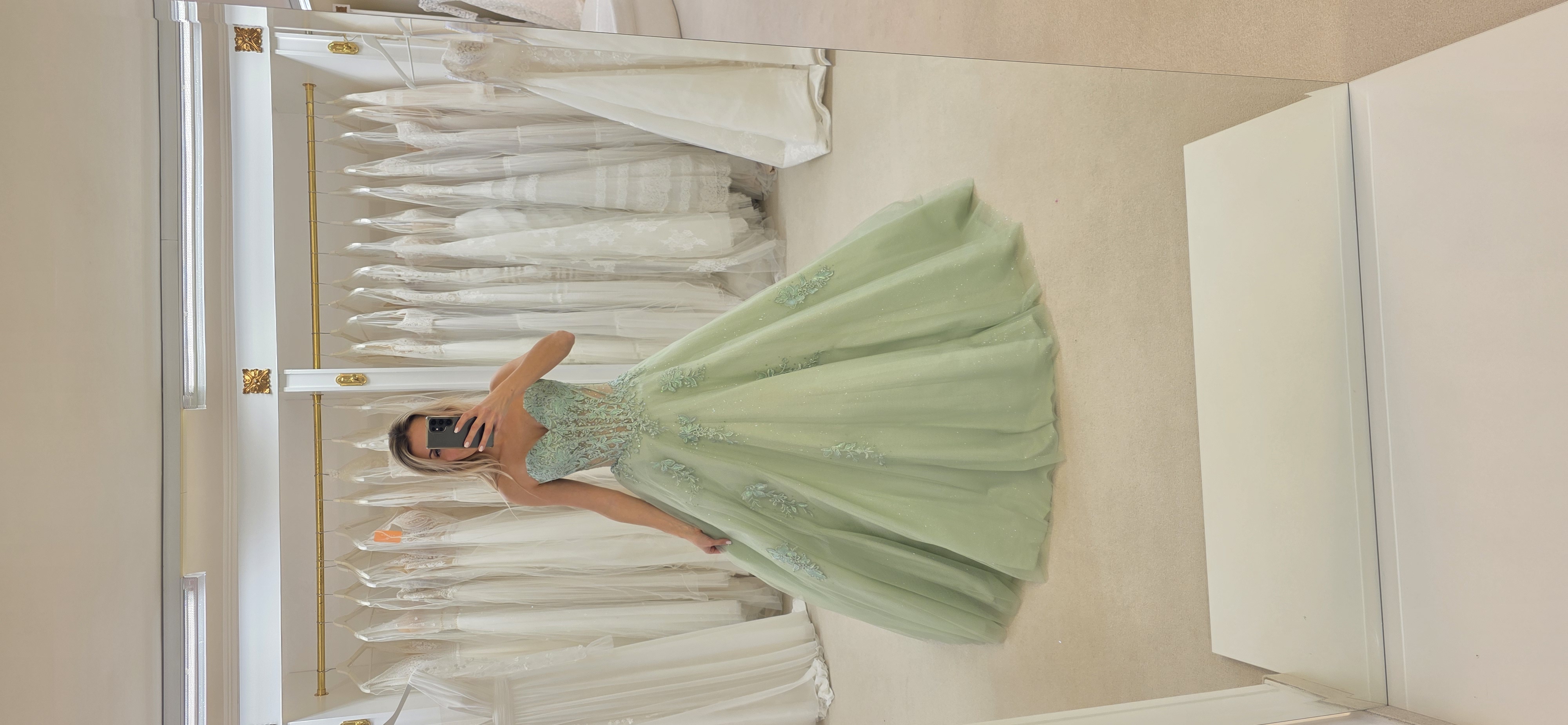 Königinnenkleid in Pastellgrün mit schmalem Oberteil – Schützenfest, Wedding Team Schlangen