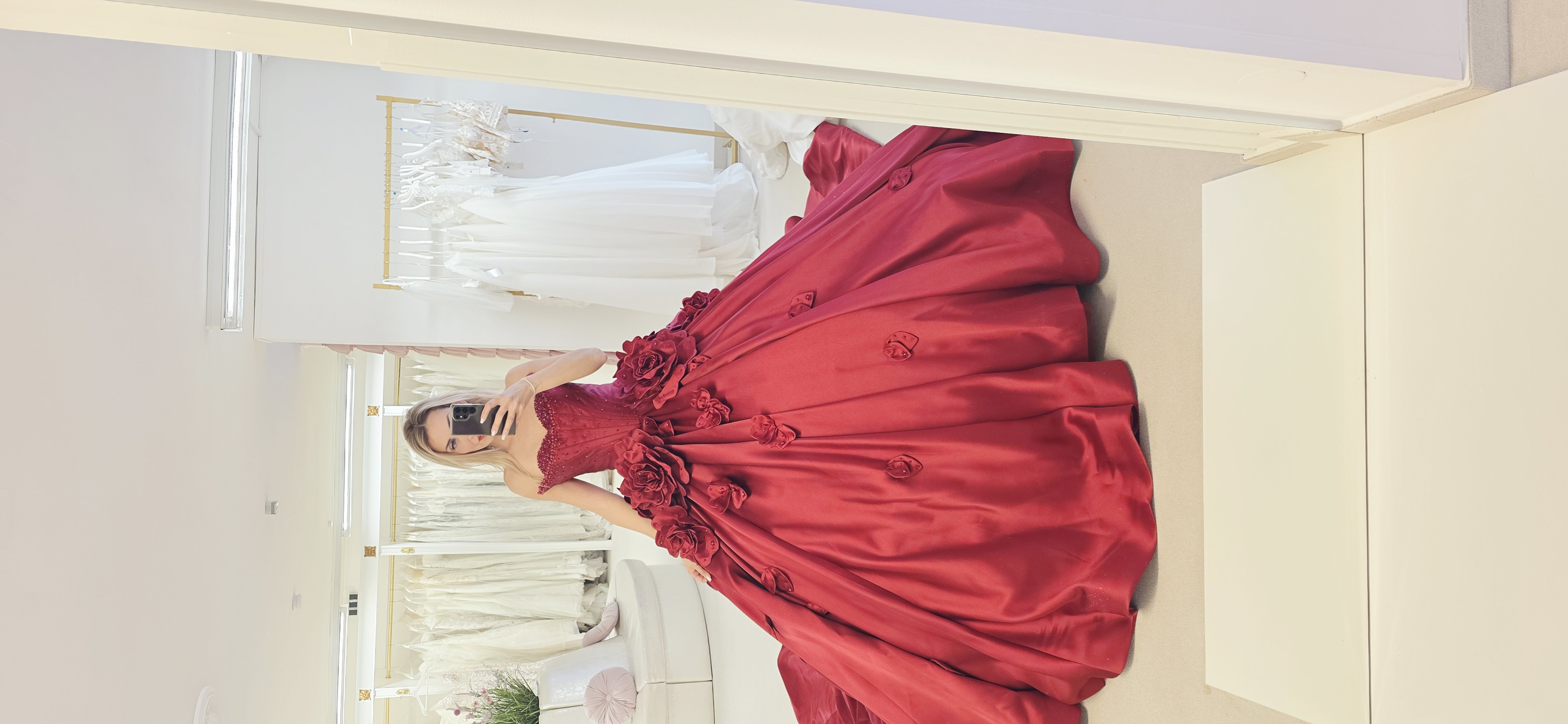 Königinnenkleid in Burgund mit 3D-Rosen – Schützenfest 2026 Wedding Team