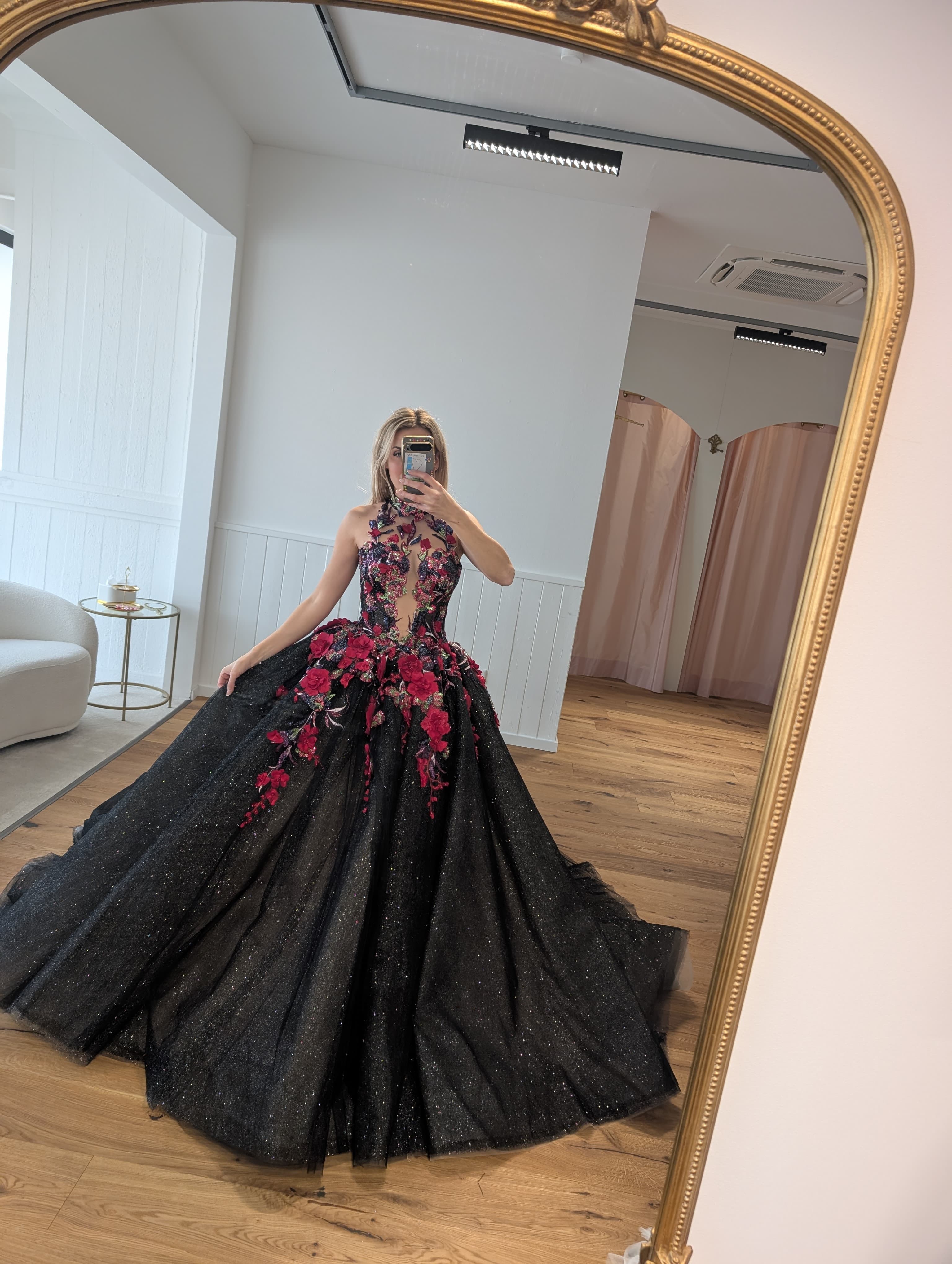 Königinnenkleid in Schwarz mit Glitzer und roten Blütenapplikationen – Wedding Team